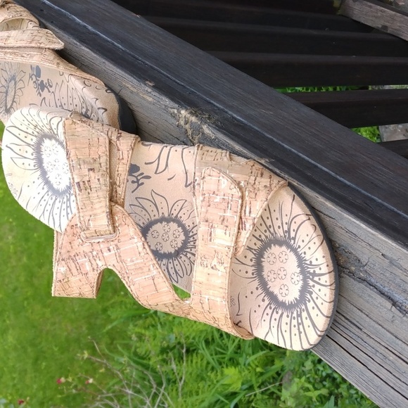 LIKE NEW! VIONIC CORK , VELCRO SANDALS - Picture 2 of 5